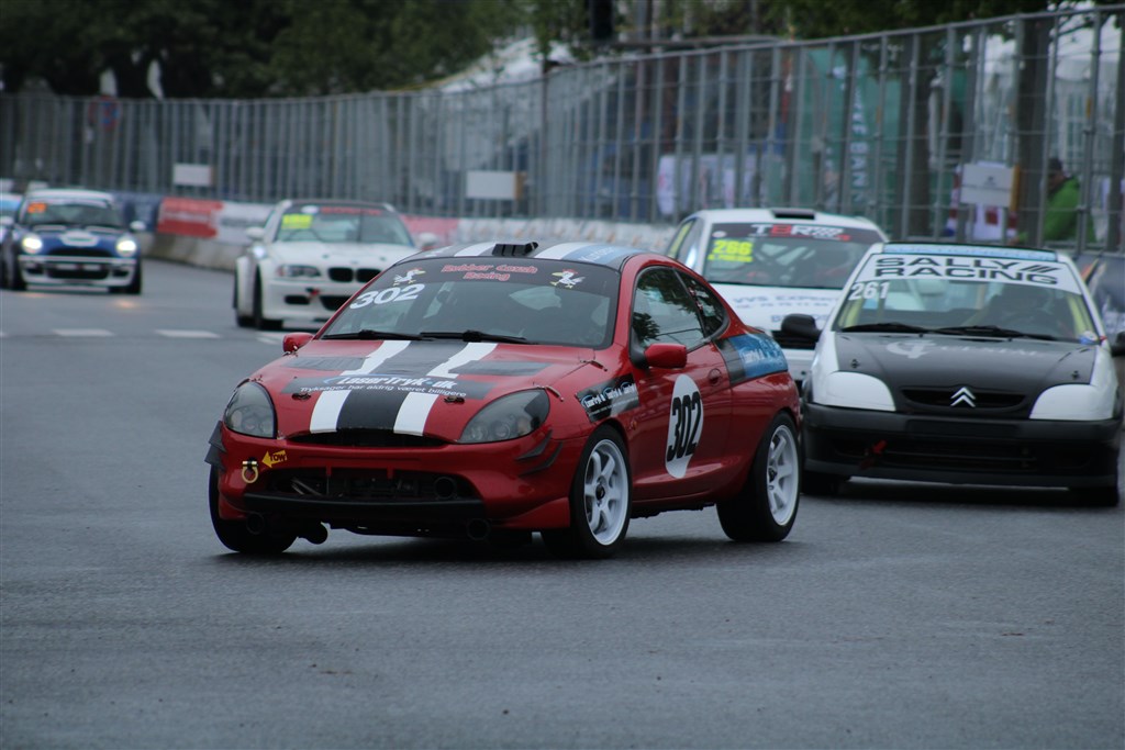 Anders Atke Jakobsen (302) havde fundet en Ford Puma frem til Division 3. Her ses han foran Division 2 kørerne Mikkel Obel (261) og Kurt Poulsen (266).
(Foto: JJ Media)